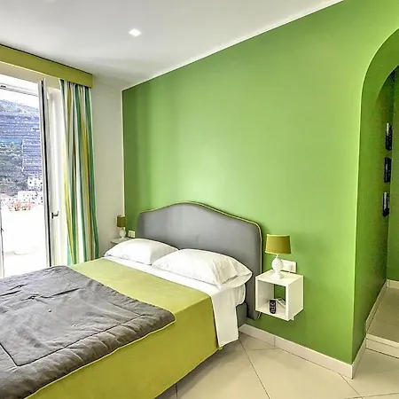 Sleeps 4 Air Con Wifi